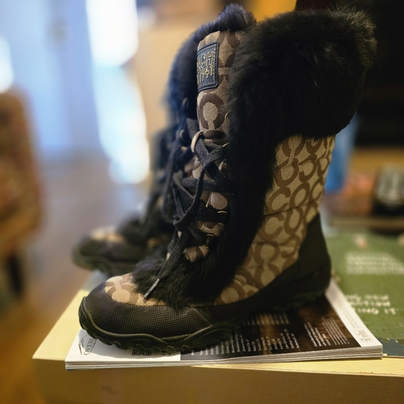 COACH JENNIE Q522 Signature Women’s Khaki Lace-Up Rabbit Fur Winter Boot size 8. - Picture 2 of 3